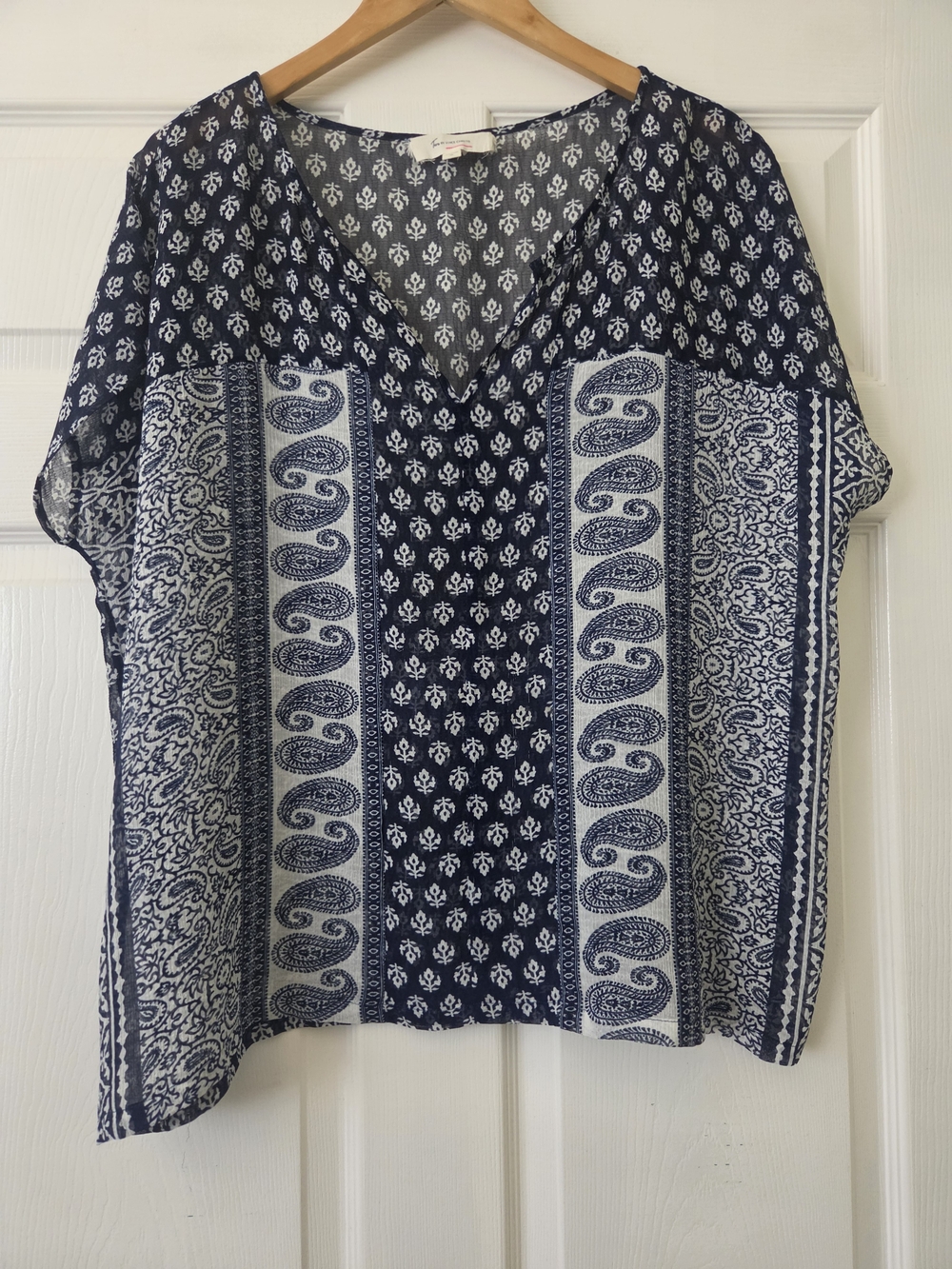 Vince Camuto Women’s Navy and White Printed V-Neck Top XL